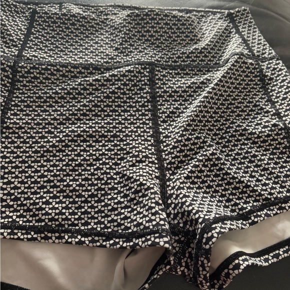 Lululemon In Movement Short in Monochromic Black size 8 - Picture 2 of 8